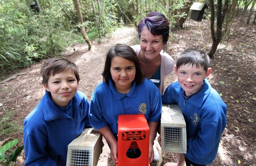 Cr Joce Yeoman with Hukerenui School students and pest traps.