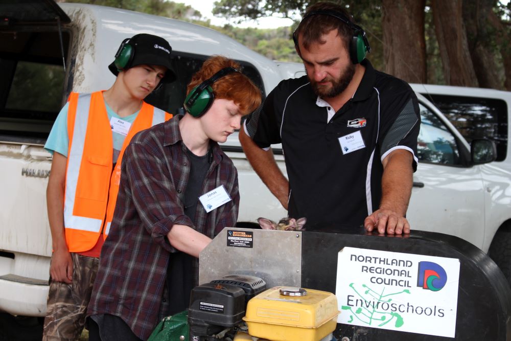 Ricky Schraag Can Train NZ Supervises Alex And Jonas Machine Plucking (Edit)