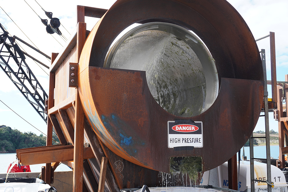 Trommel cylindrical screening device.
