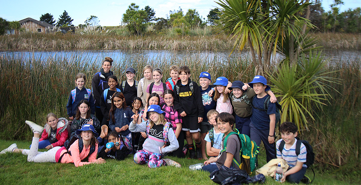 Group of students in front of a dune lake.