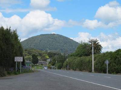 Maungatapere volcanic cone from State Highway 14 (©: Simon Crocker). 