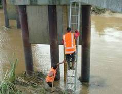 Staff install a new telemetred water level station in the lower Kaihu River.
