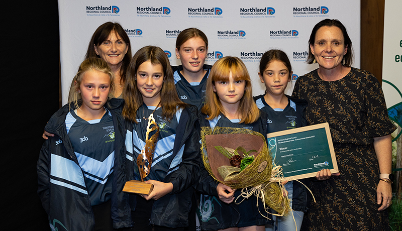Teachers and students with prizes.